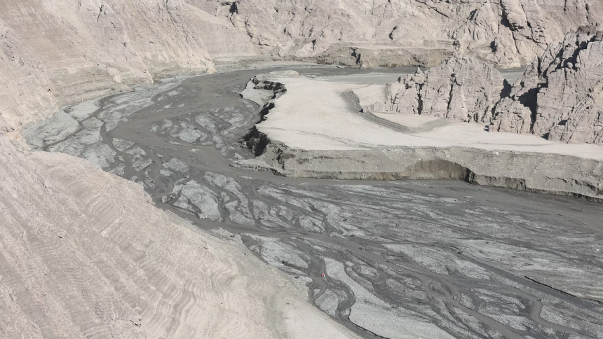 Water Bankruptcy in Iran: The depleted Amirkabir dam in Tehran, November 11 [Source Reuters]